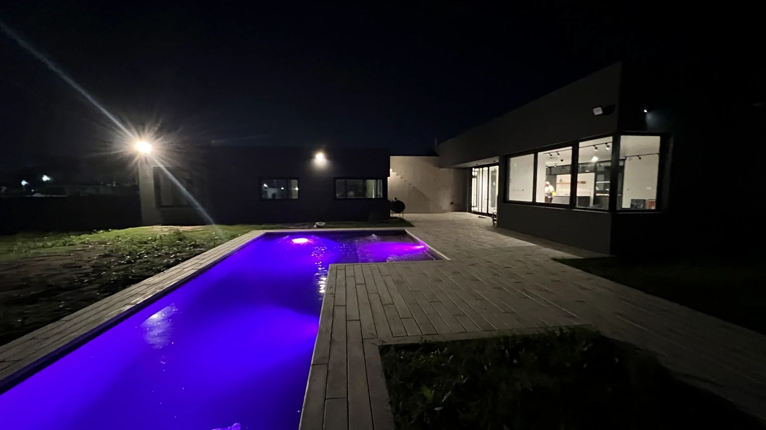 Piscina iluminada de noche